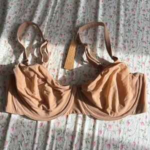 NWT SKIMS fits everybody unlined underwire bra